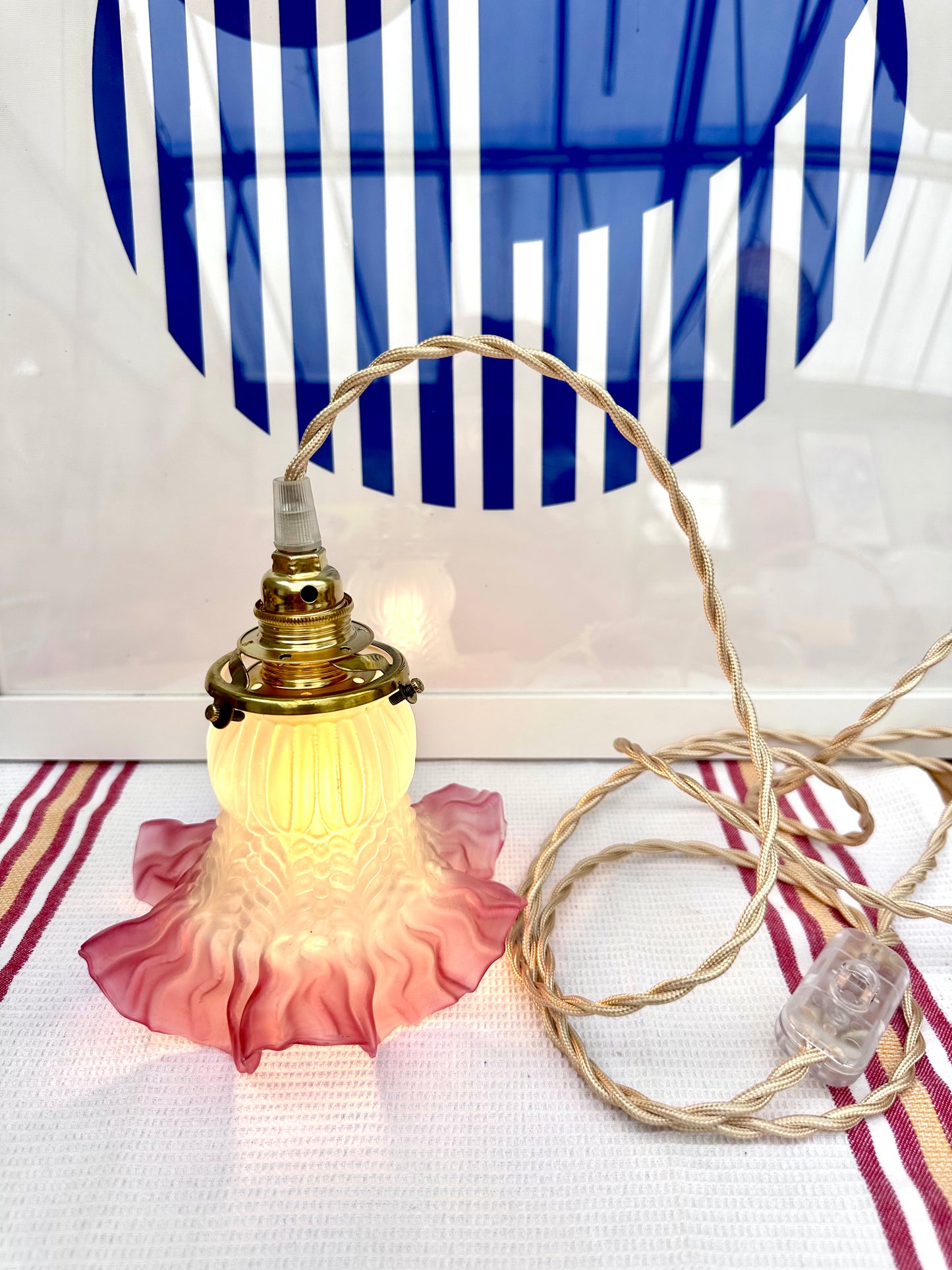 Baladeuse tulipe en verre dépoli blanc et rose