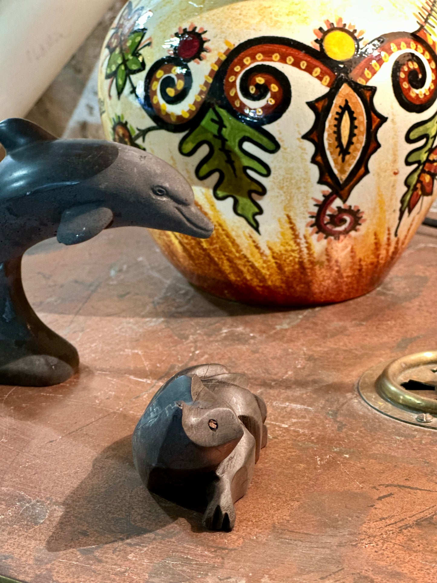 Petite sculpture de chat vintage en bois