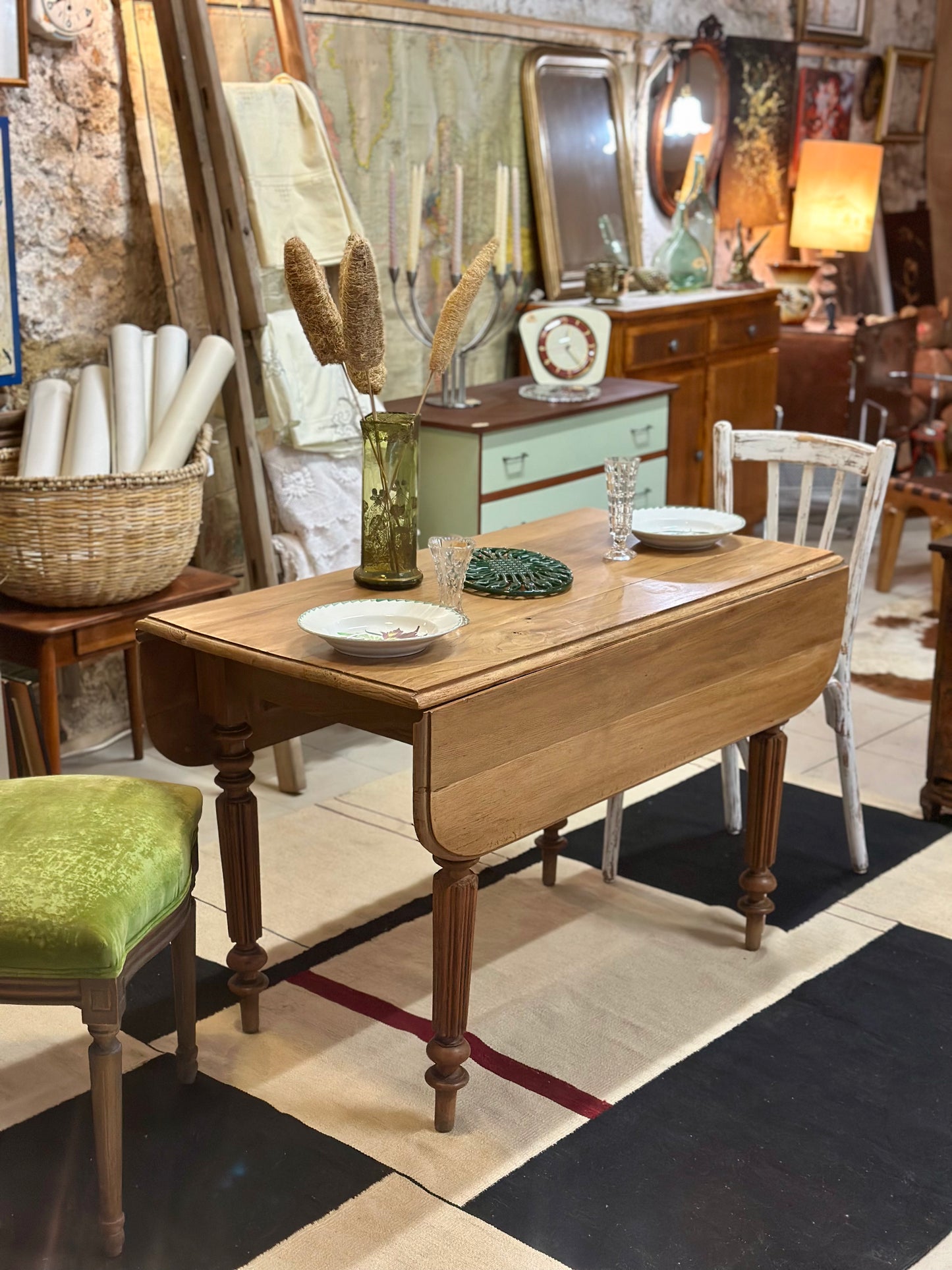 Ancienne table à manger en bois massif