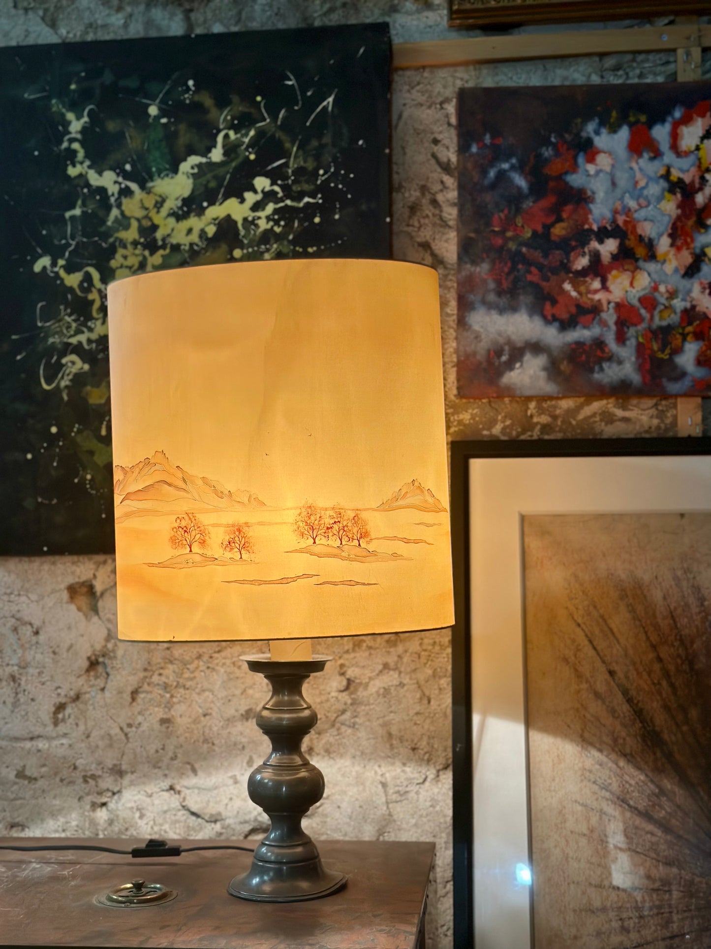 Lampe en étain & son abat-jour en soie peinte à la main