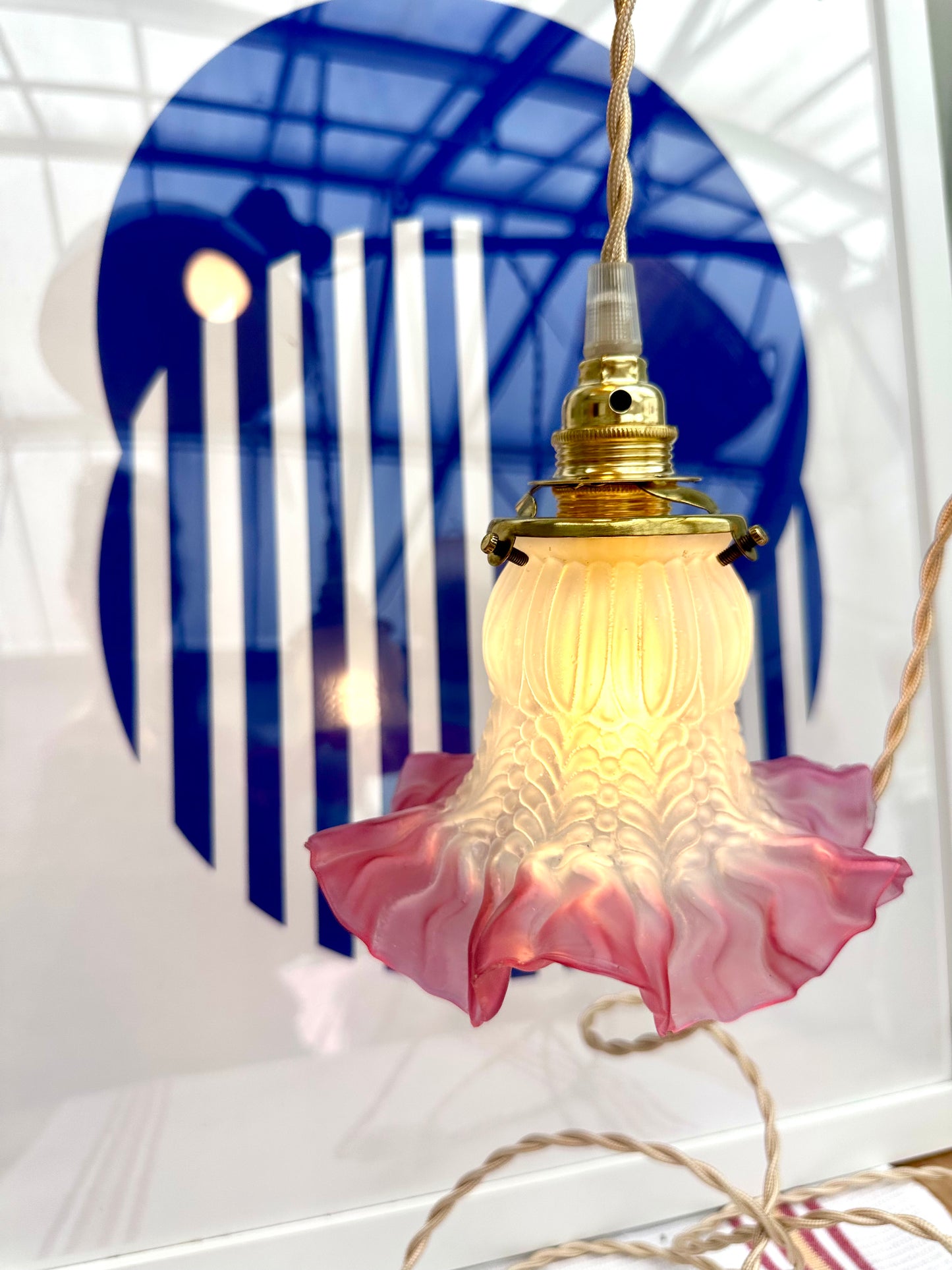 Baladeuse tulipe en verre dépoli blanc et rose