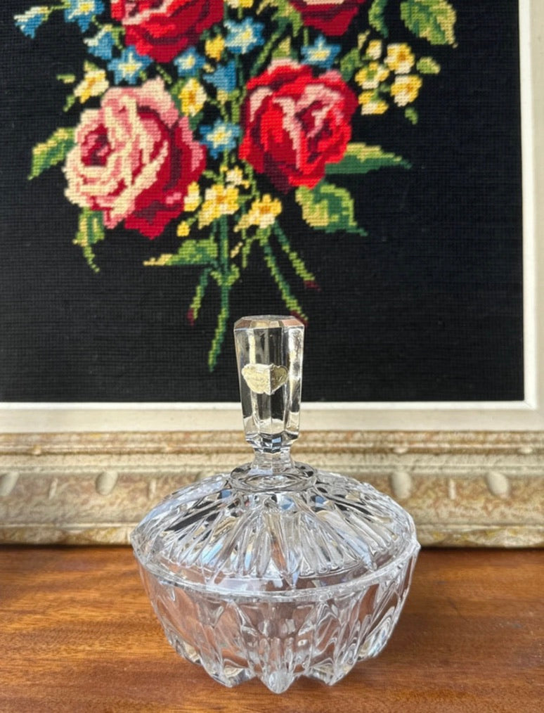 Bonbonnière ou boîte à bijoux en verre anglais