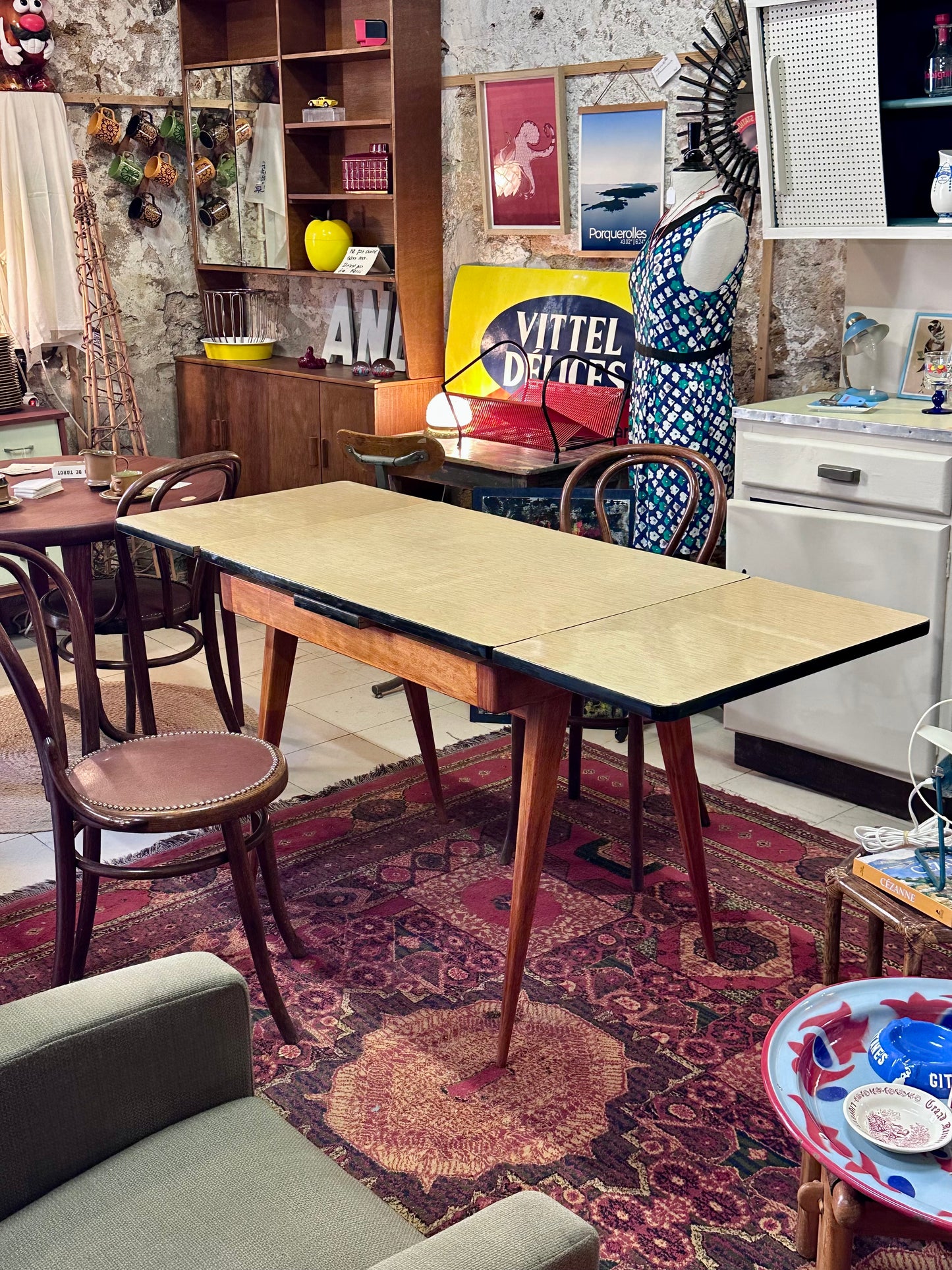 Table Formica piètement compas bois