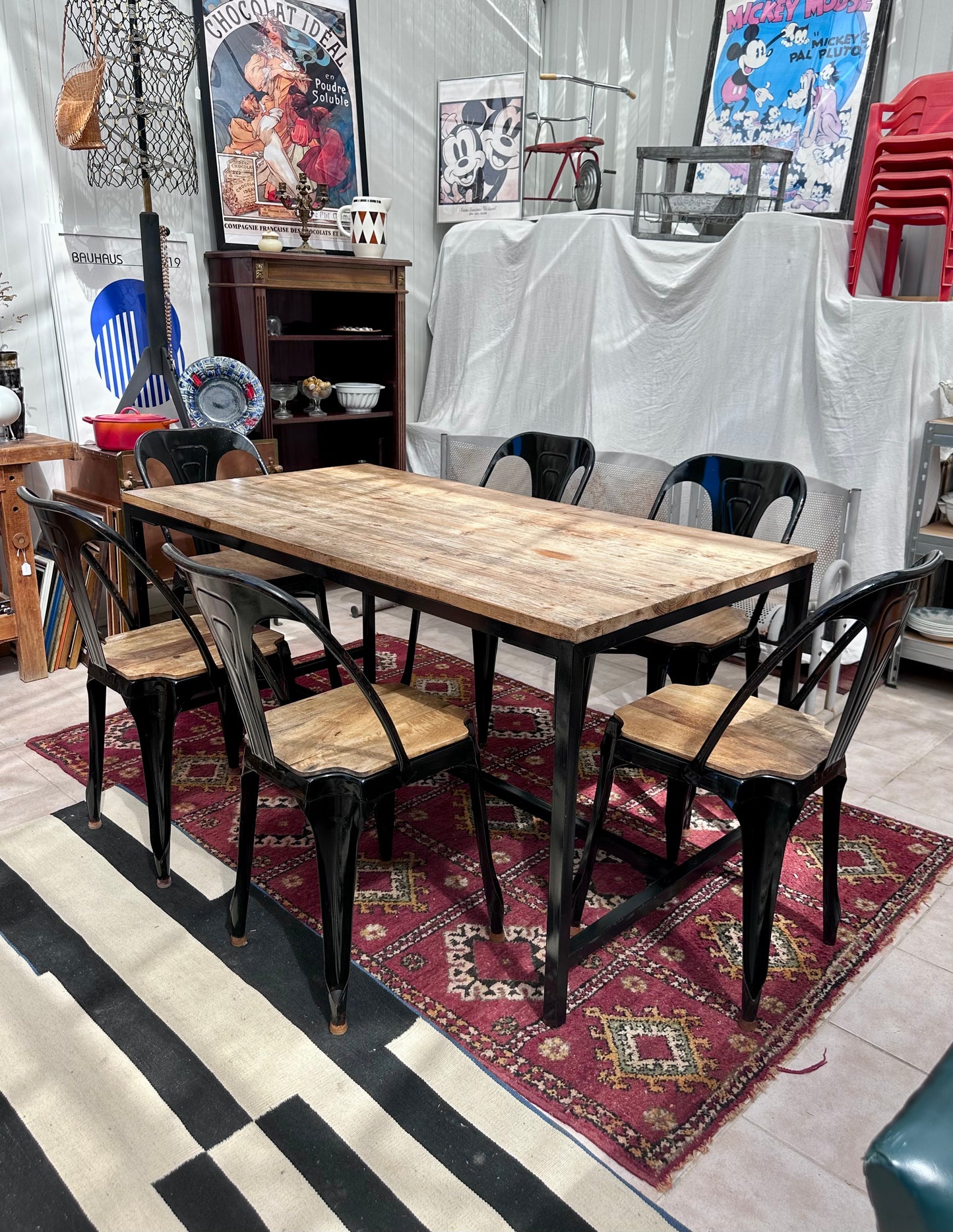 Ensemble table et 4 chaises de style industriel