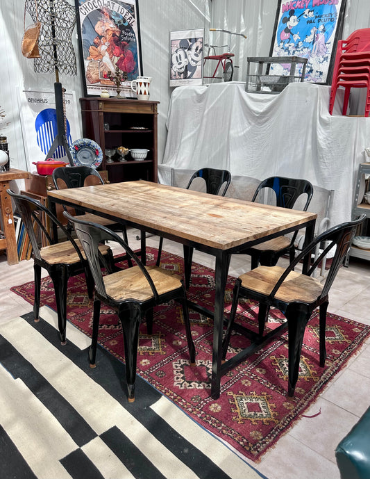 Ensemble table et 4 chaises de style industriel