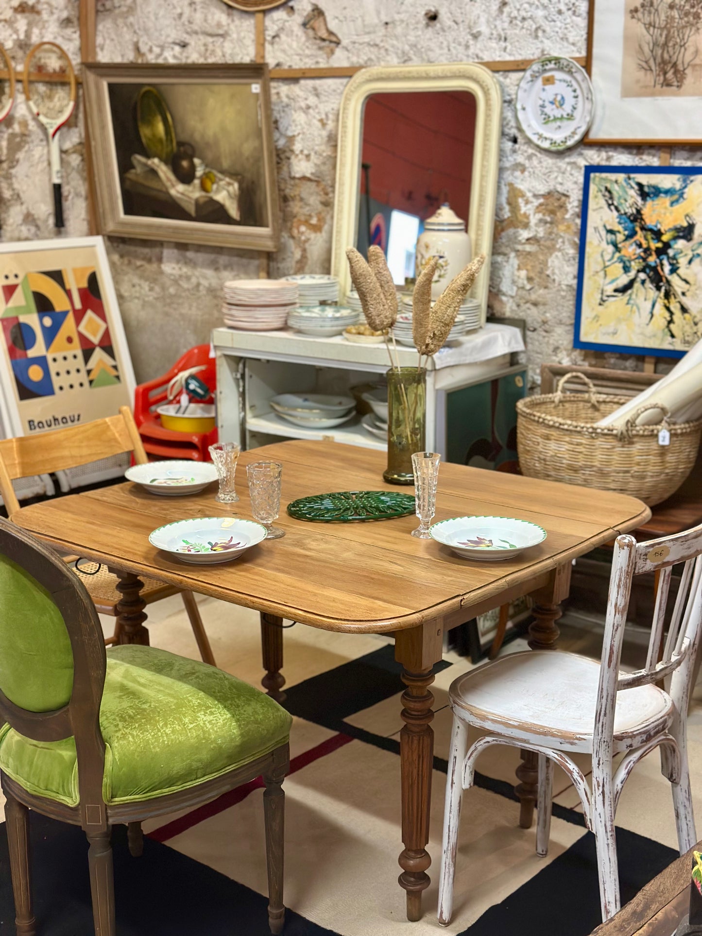Ancienne table à manger en bois massif