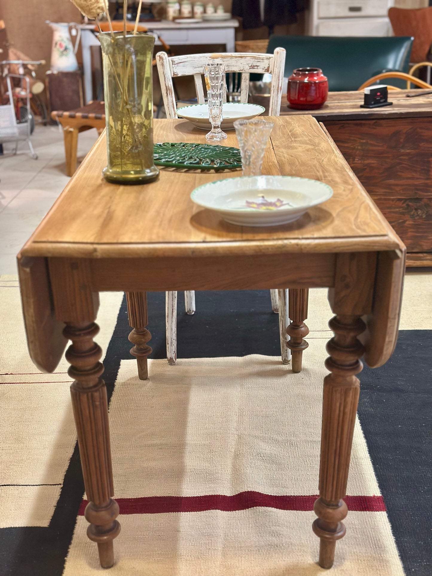 Ancienne table à manger en bois massif