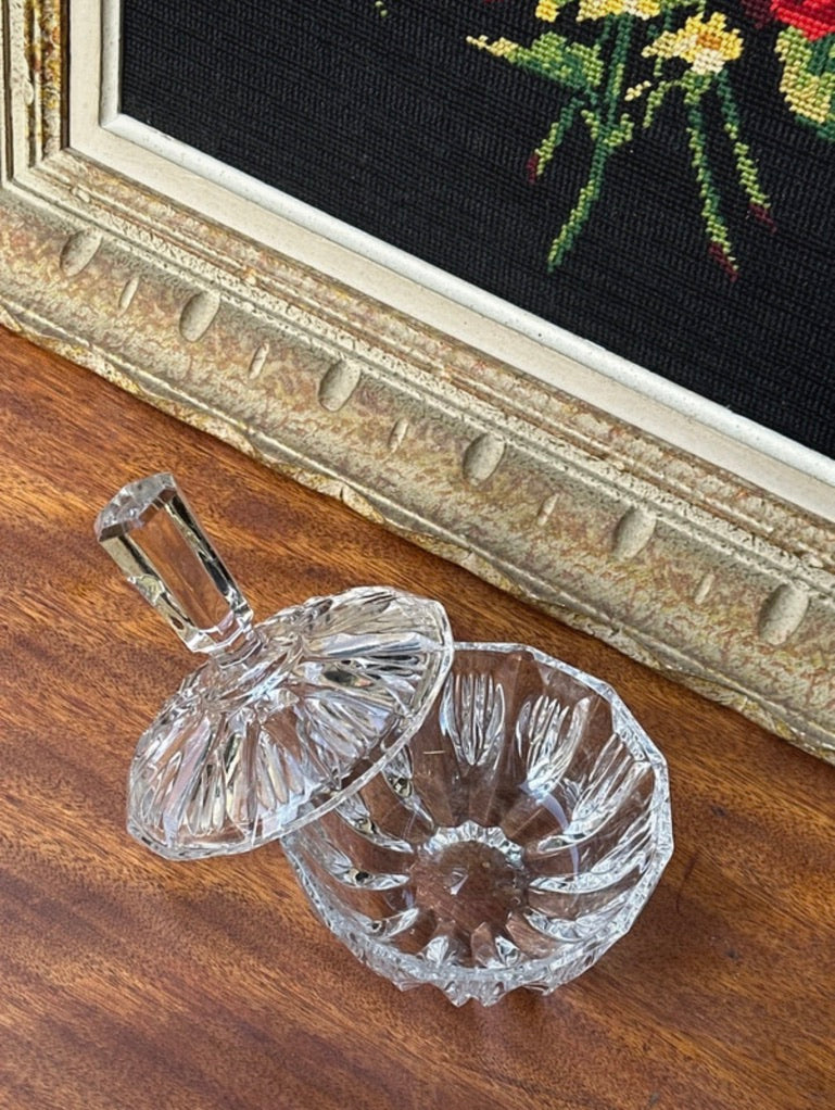 Bonbonnière ou boîte à bijoux en verre anglais
